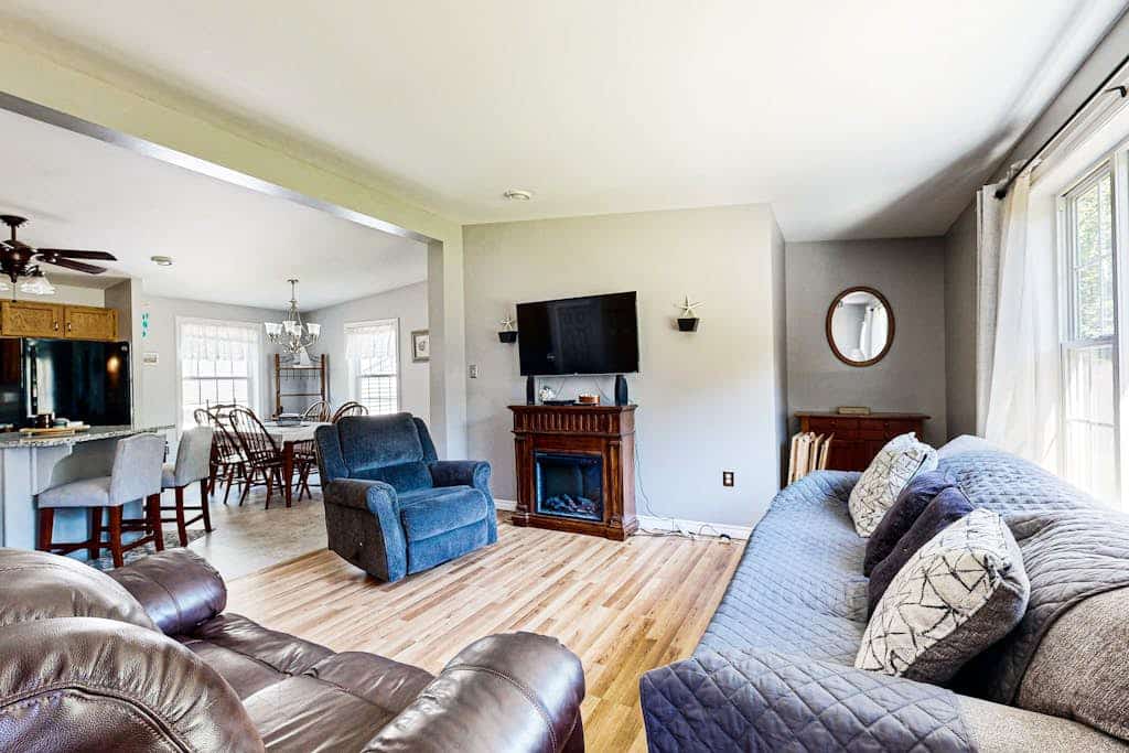 Charming cottage near the beach with balcony, deck, grill, fireplace - dogs OK