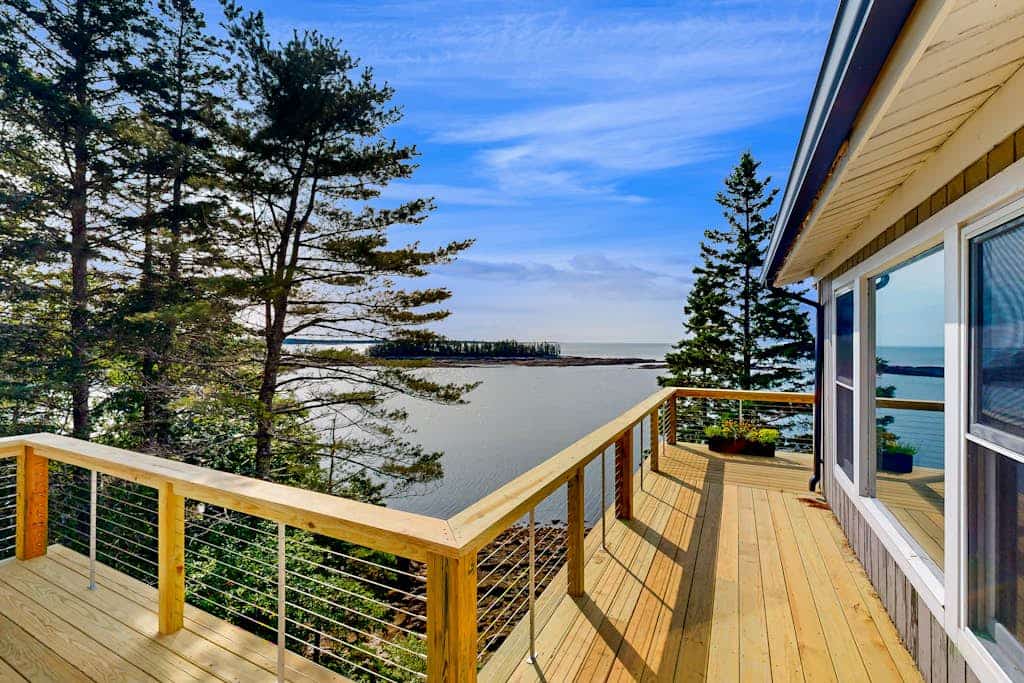 Stunning artist's retreat with ocean view & amazing deck, near Reid State Park
