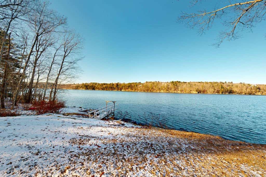 Riverfront retreat with a furnished deck, washer/dryer & fast WiFi