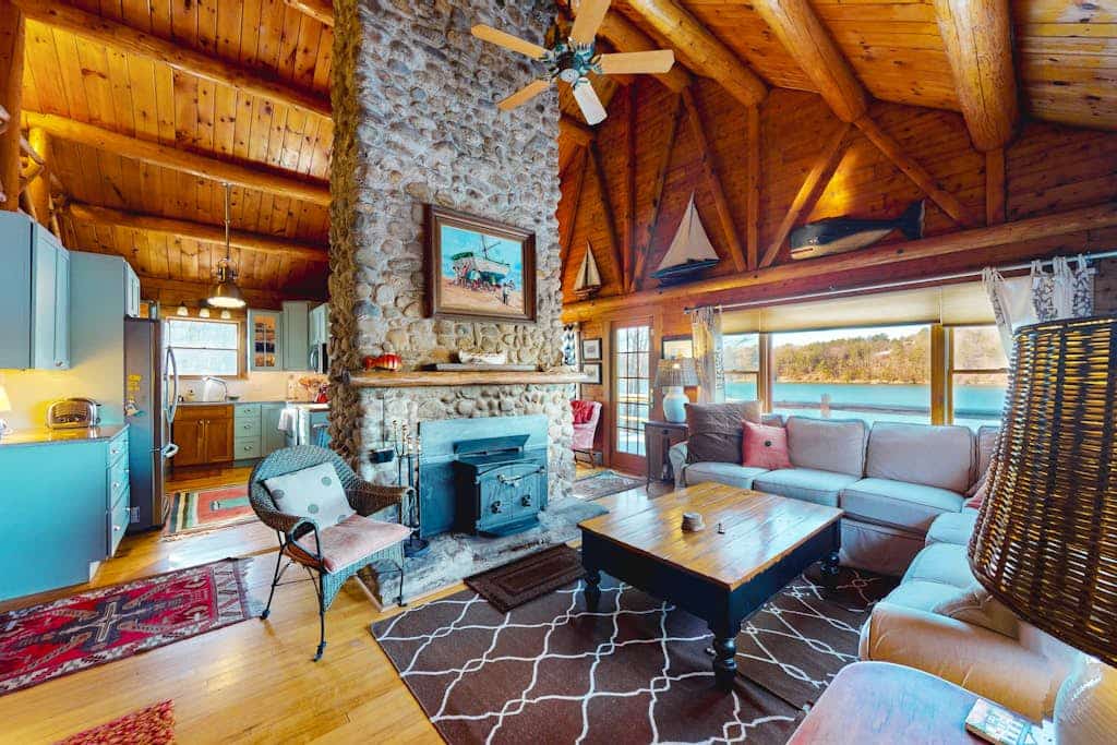 Riverfront retreat with a furnished deck, washer/dryer & fast WiFi