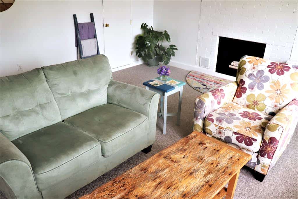 Ocean-view cottage near beach with deck & full kitchen