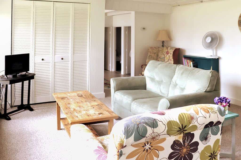 Ocean-view cottage near beach with deck & full kitchen