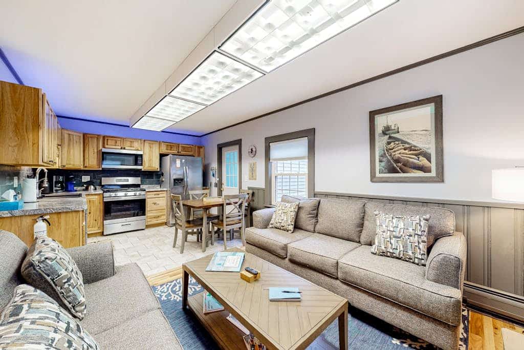 Open layout Maine cottage with washer/dryer & grill - dog-friendly