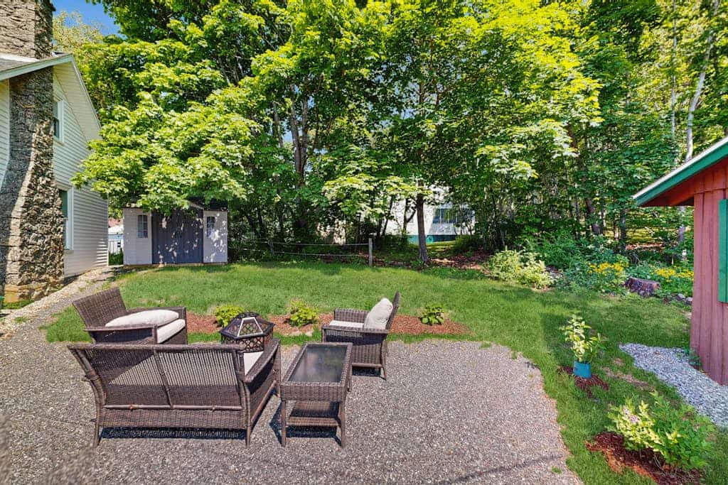 Bay Cottage- Coastal charmer with screened-in porch, grill, & AC