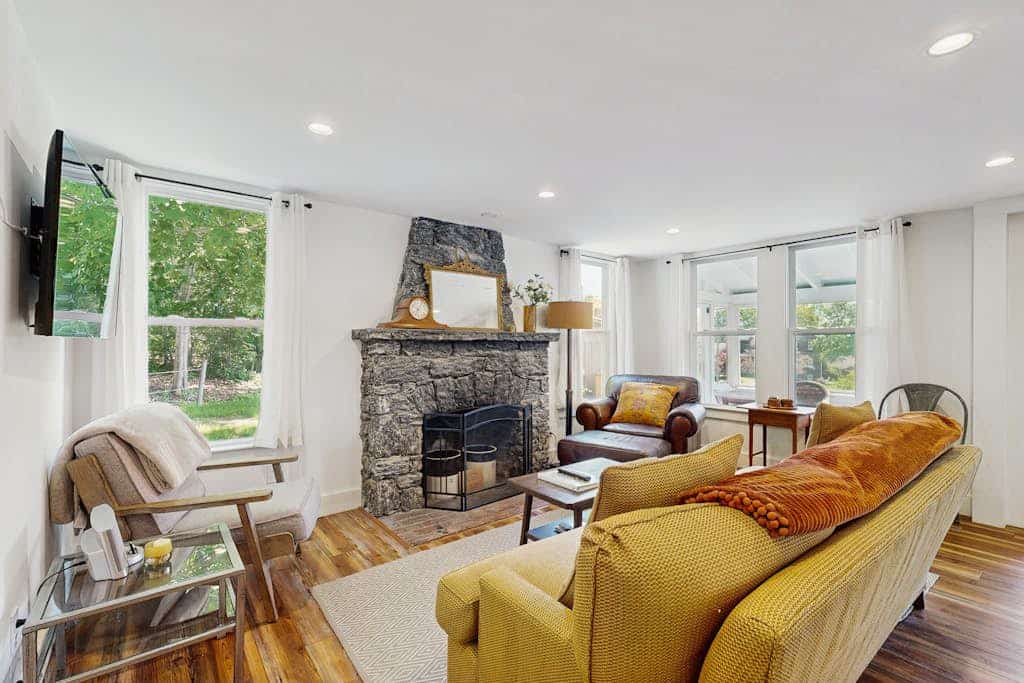Bay Cottage- Coastal charmer with screened-in porch, grill, & AC