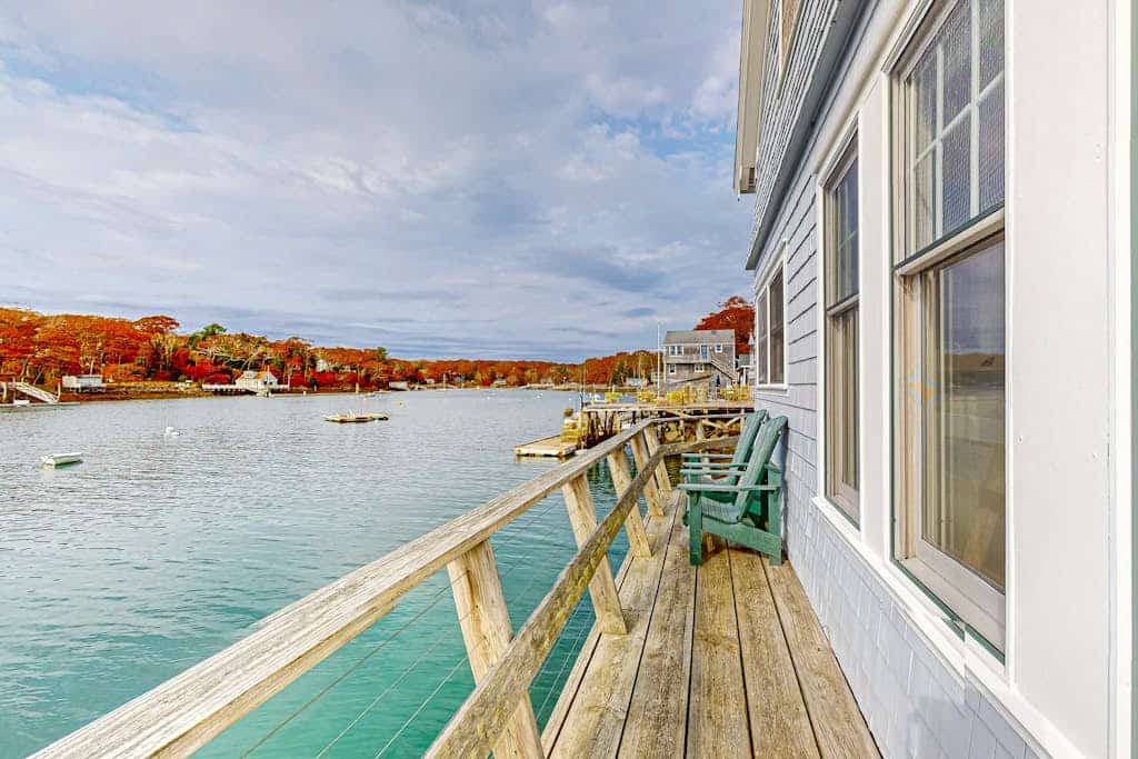 Enchanting Oceanfront Cottage with Breathtaking Views and Modern Comforts