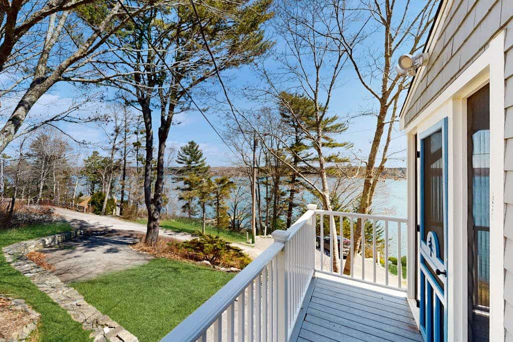 Damariscotta Vistas Dog-friendly river-view home w/wood stove, deck, patio, dock, beach, grill