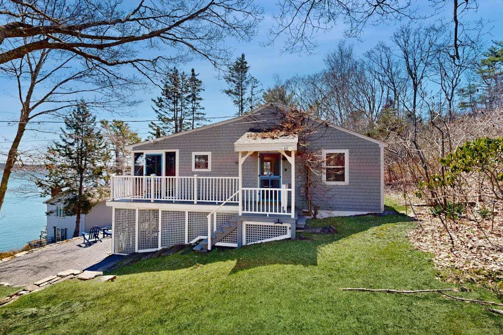 Damariscotta Vistas Dog-friendly river-view home w/wood stove, deck, patio, dock, beach, grill