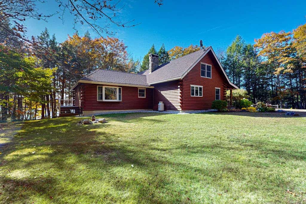 Lakefront lodge on Pemaquid Pond with dock, kayaks, canoe, SUP & firepits