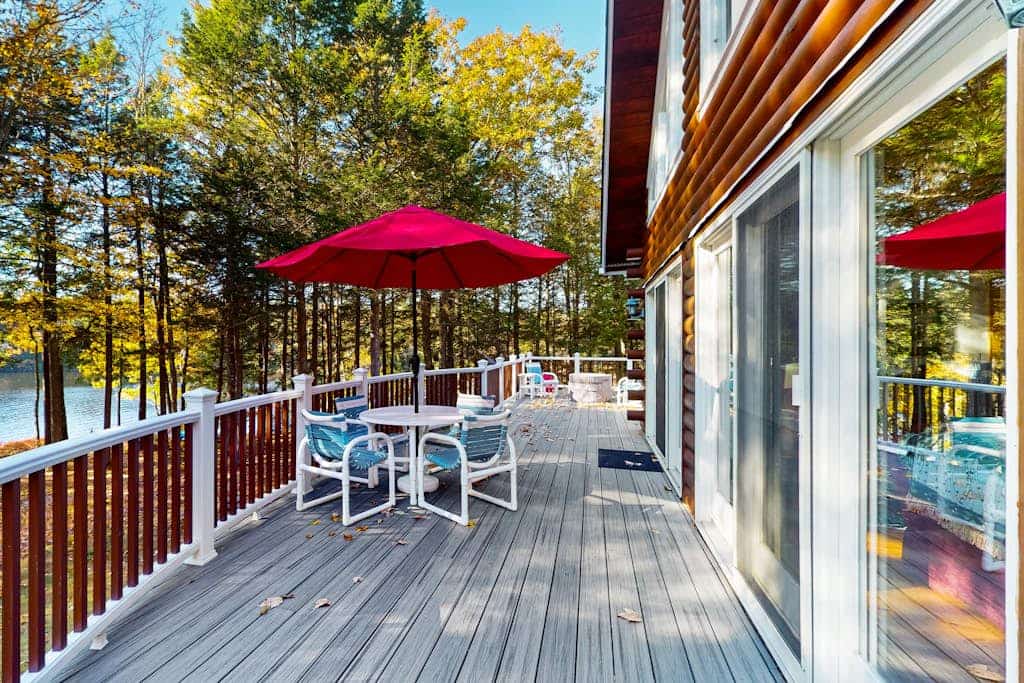 Lakefront lodge on Pemaquid Pond with dock, kayaks, canoe, SUP & firepits