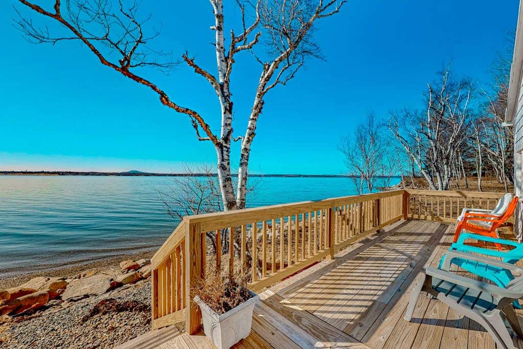 Cozy seaside retreat w/ waterfront deck, expansive lawn, & breathtaking sunsets