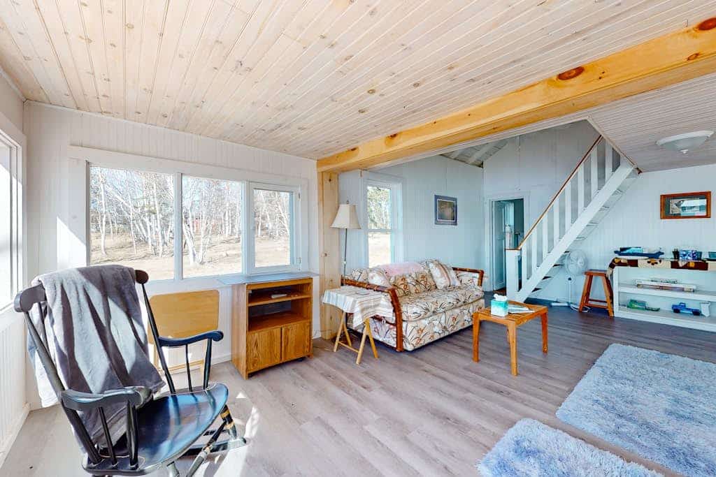 Cozy seaside retreat w/ waterfront deck, expansive lawn, & breathtaking sunsets