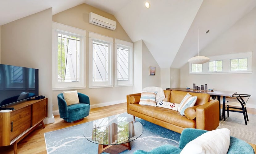 Stunning riverfront home, hot tub, BBQ, and washer & dryer