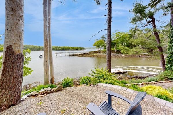 Stunning riverfront home, hot tub, BBQ, and washer & dryer