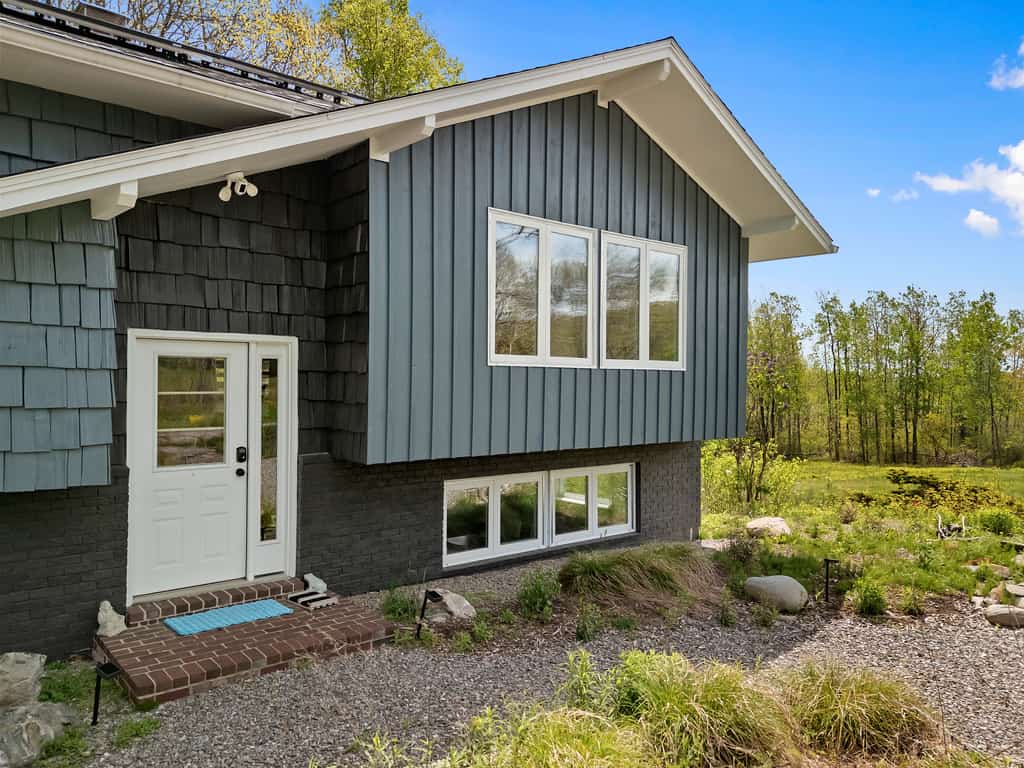 Evelyn's River Front Retreat- Spacious House with Modern Comforts and Nature