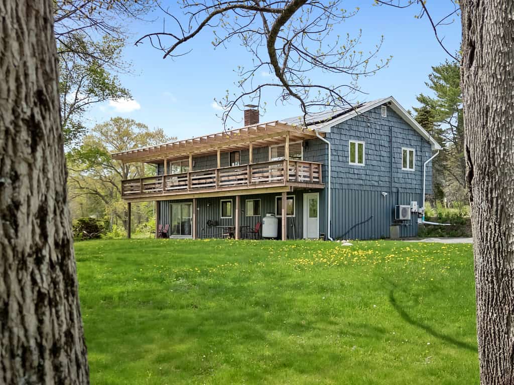 Evelyn's River Front Retreat- Spacious House with Modern Comforts and Nature