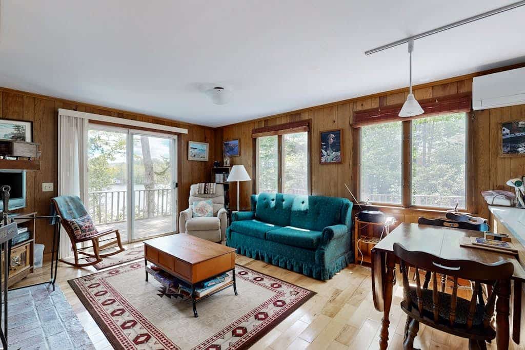 Lady Slipper Cottage: Charming Lakefront Retreat with Canoes, Kayaks, and Modern Comforts