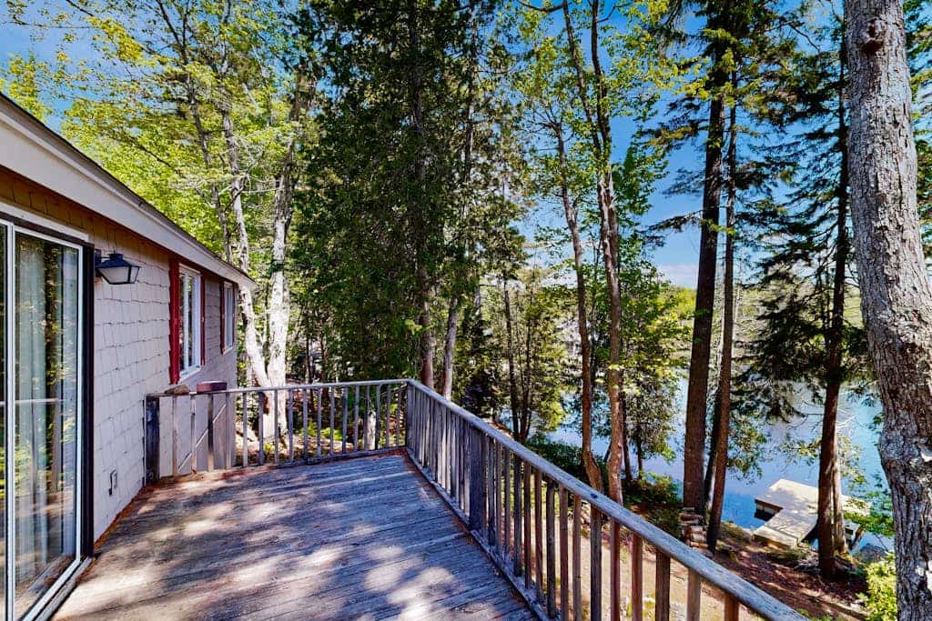 Lady Slipper Cottage: Charming Lakefront Retreat with Canoes, Kayaks, and Modern Comforts