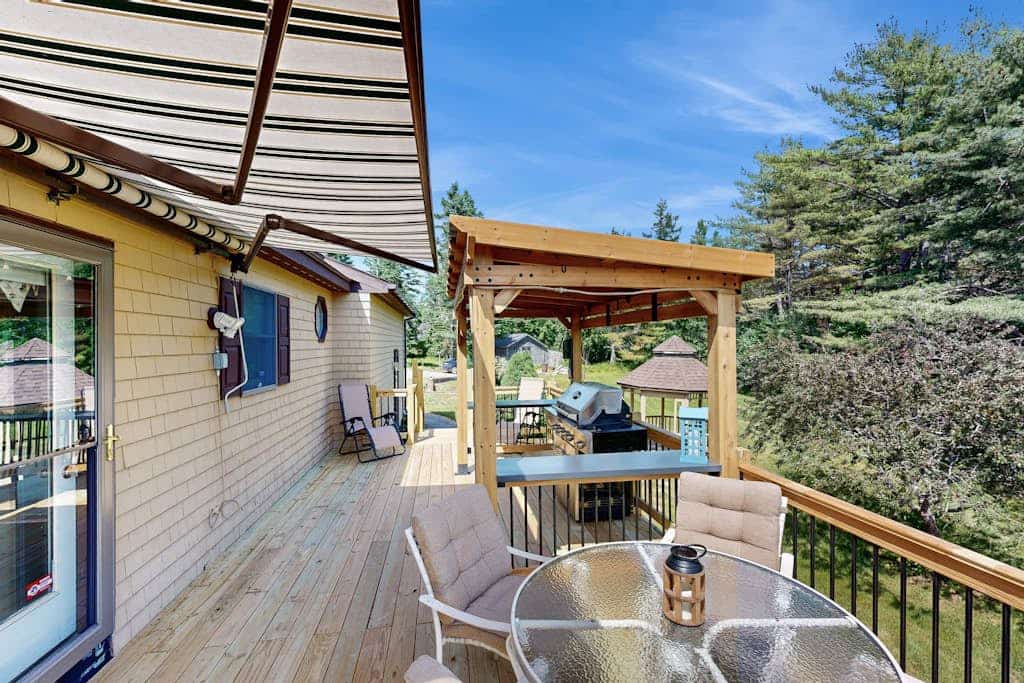 Charming Lakefront House with Outdoor Firepit, Washer/Dryer and Wifi