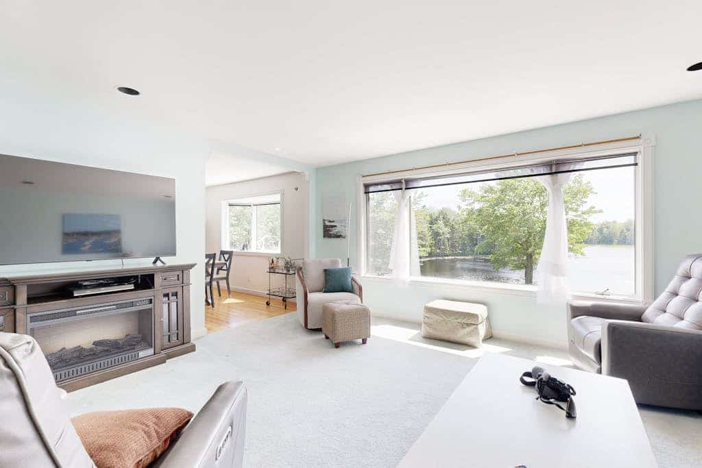 Charming Lakefront House with Outdoor Firepit, Washer/Dryer and Wifi