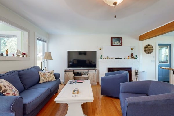 Charming Cottage with Cozy Comfort and Easy Access to Outdoor Adventures