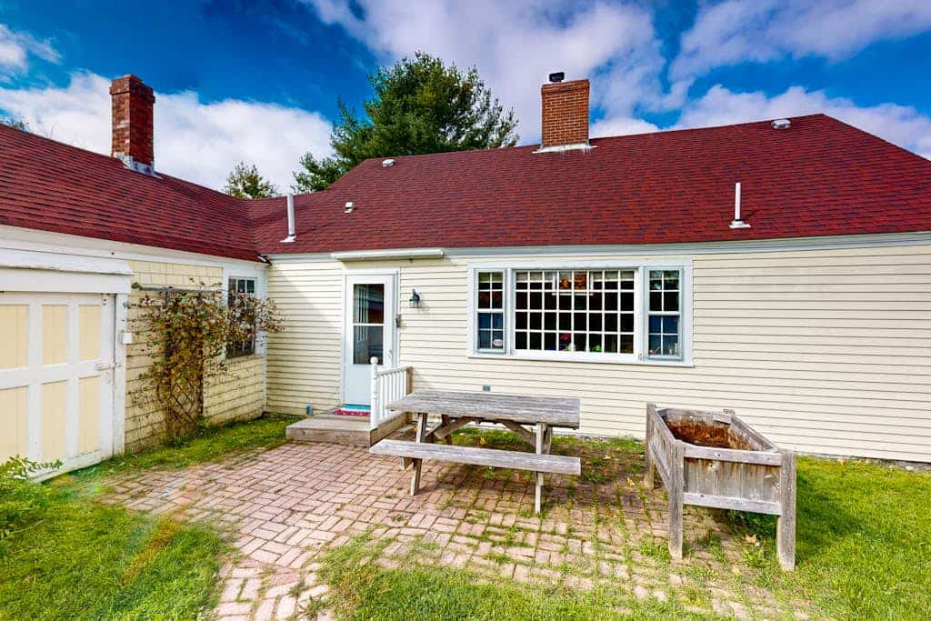 Charming Seaside Cottage with a Gas Fireplace, Spacious Patio, and Nearby Hiking