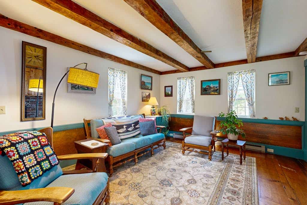 Charming Seaside Cottage with a Gas Fireplace, Spacious Patio, and Nearby Hiking
