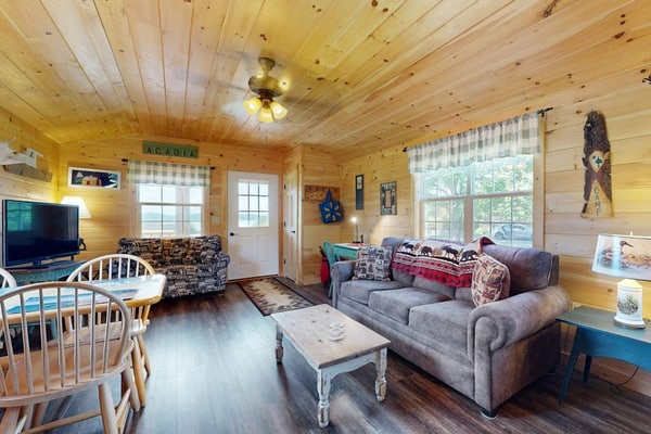 Cozy Cabin with Ocean and Mountain Views, Free Internet