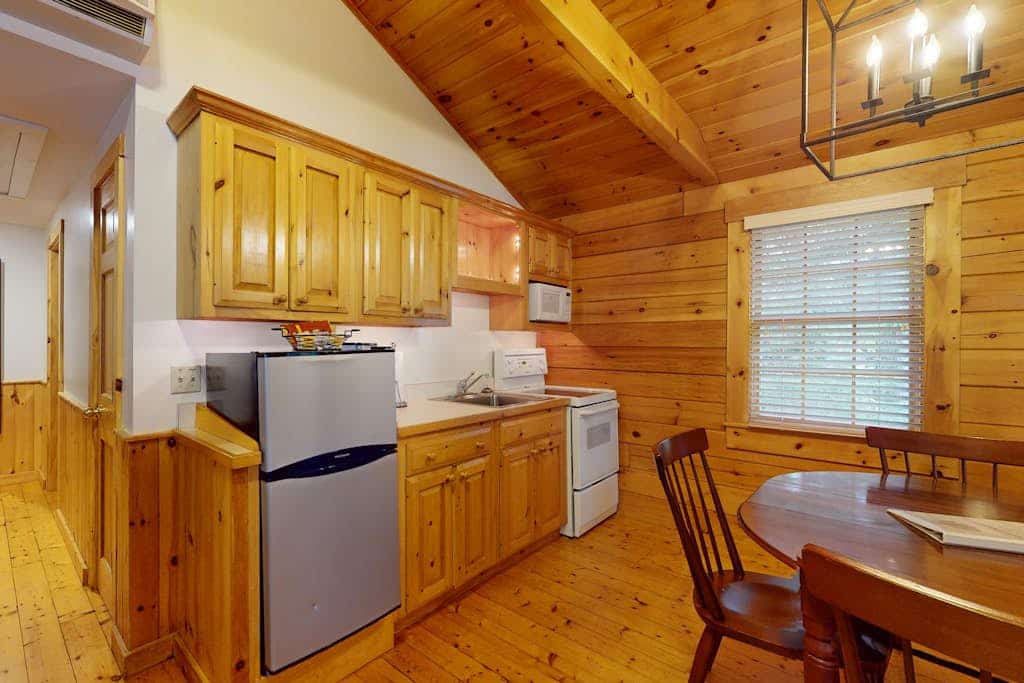 Basswood Cabin - 2 BR, dog-friendly, firepit, gym & trails for your next escape