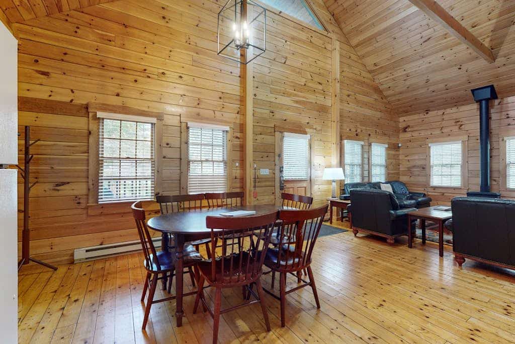 Bear Cub Cabin, dog-friendly with wooded views, full kitchen & firepit