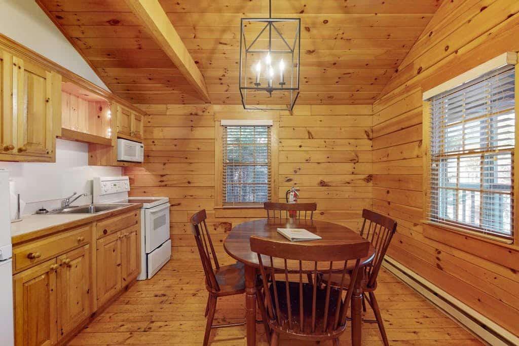 Blue Spruce Cabin, dog-friendly cabin w/firepit, outdoor activities