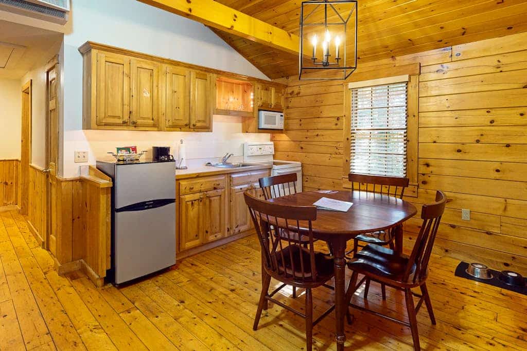 Bitter-Berry Cabin, dog-friendly retreat with fireplace, kitchen, onsite hiking trails