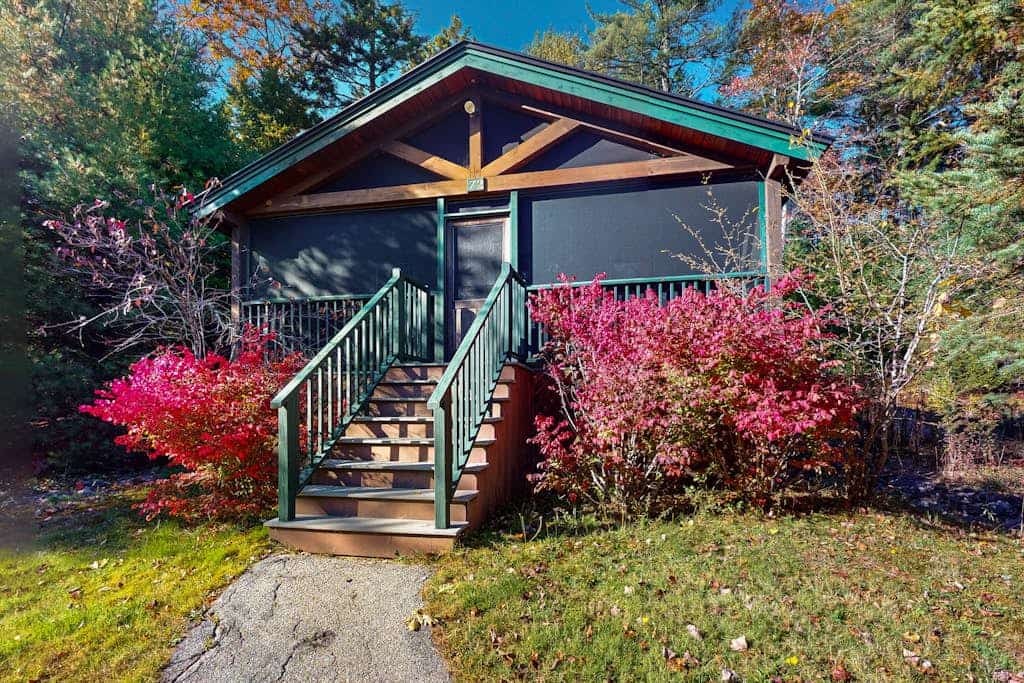 Bitter-Berry Cabin, dog-friendly retreat with fireplace, kitchen, onsite hiking trails