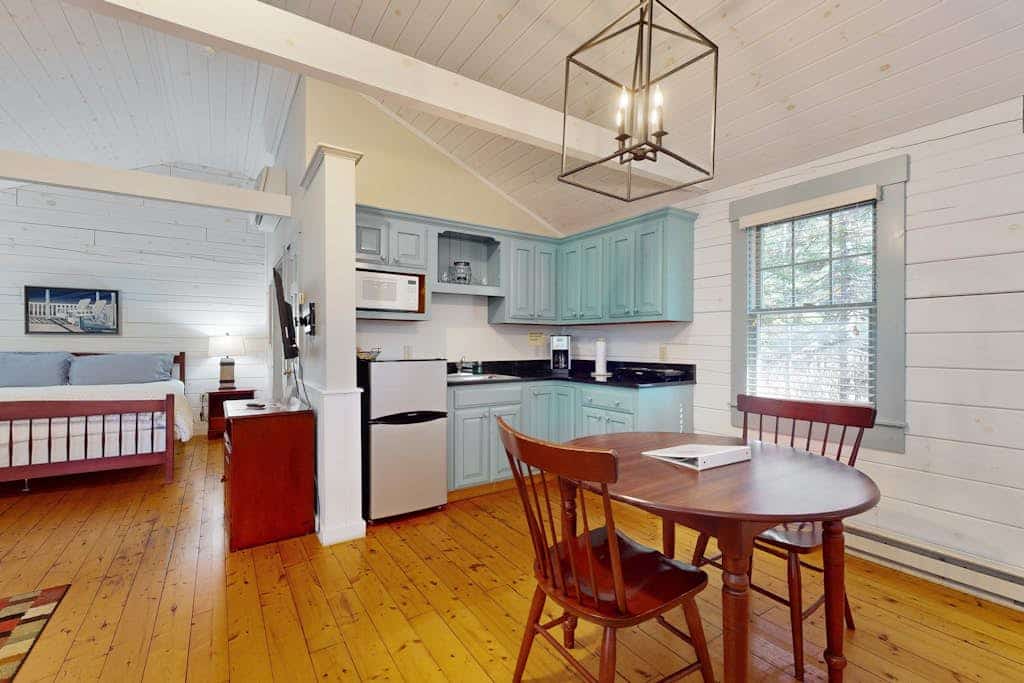 Charming dog-friendly studio cabin with firepit and outdoor activities