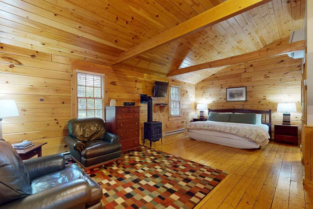 Idyllic dog-friendly studio cabin with AC, fireplace & WiFi