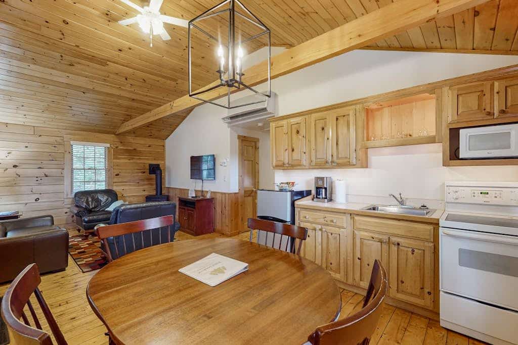 Dog-friendly nature lovers retreat with fireplace, WiFi, AC & playground
