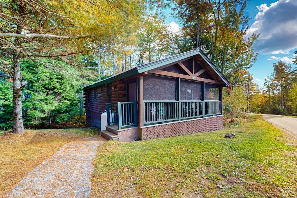 Dog-friendly nature lovers retreat with fireplace, WiFi, AC & playground