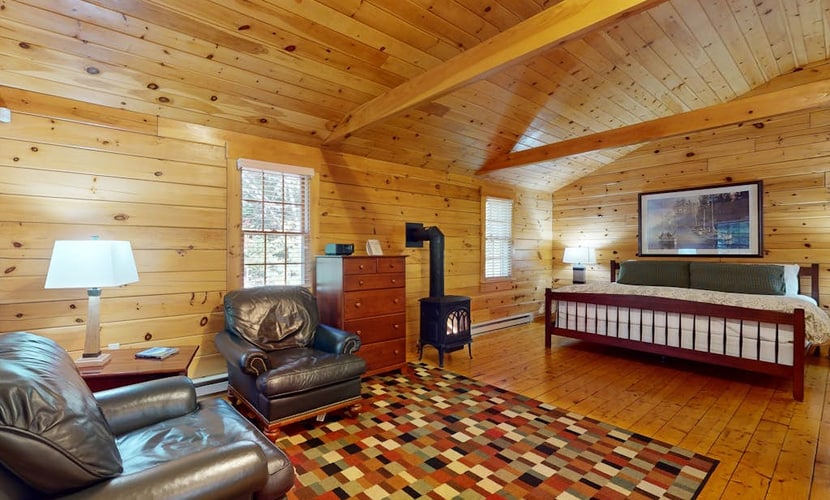 Delightful dog-friendly studio cabin with fireplace, AC & nearby hiking