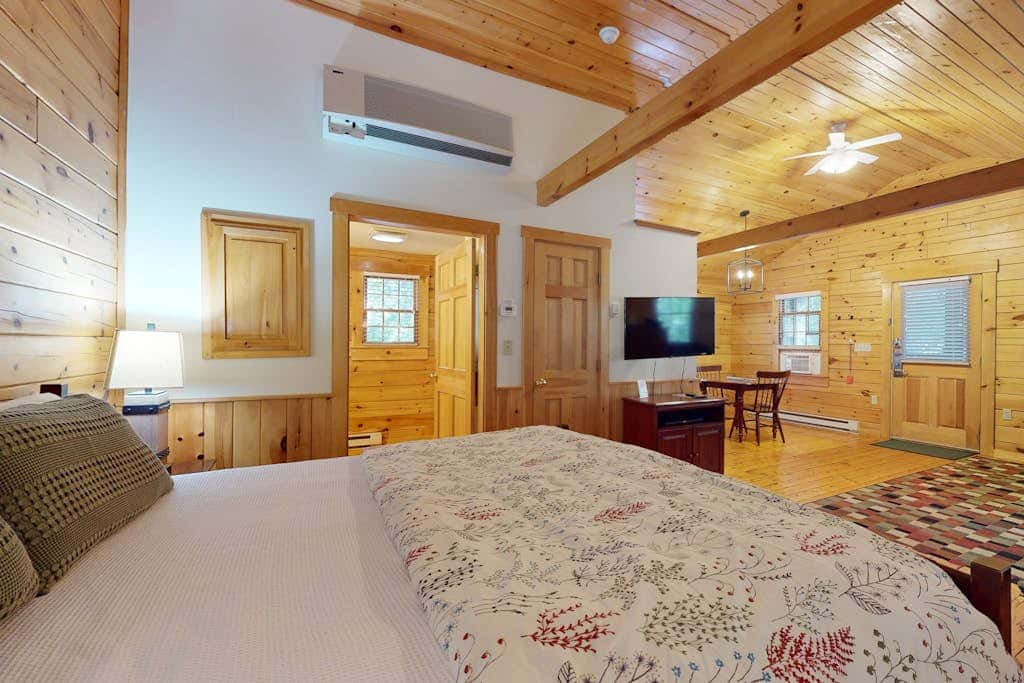 Robin Cabin 84