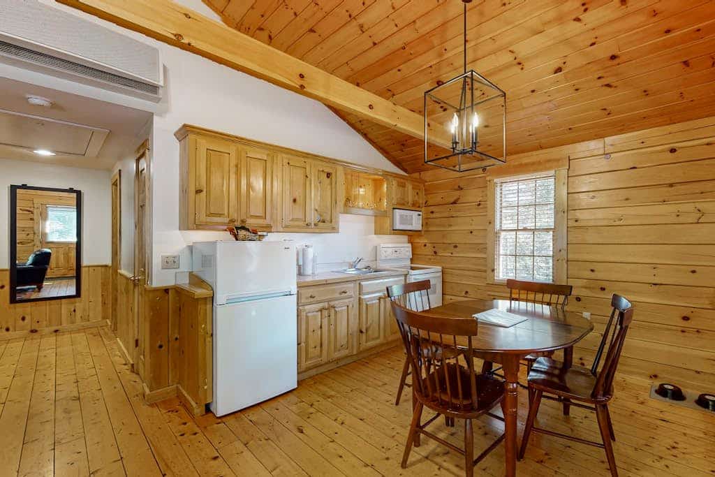 Cabin surrounded in nature walks, equipped with  kitchen, fireplace, AC
