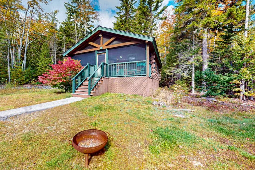 Cabin surrounded in nature walks, equipped with  kitchen, fireplace, AC