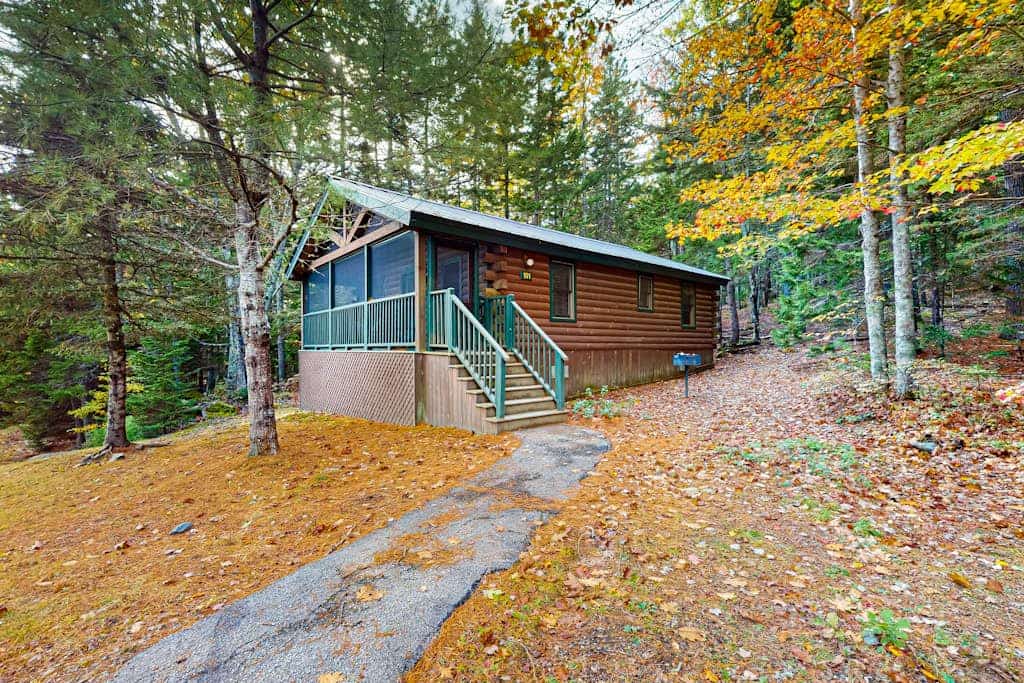 Comfortable two bedroom cabin with firepit, kitchen, hiking trail within walking