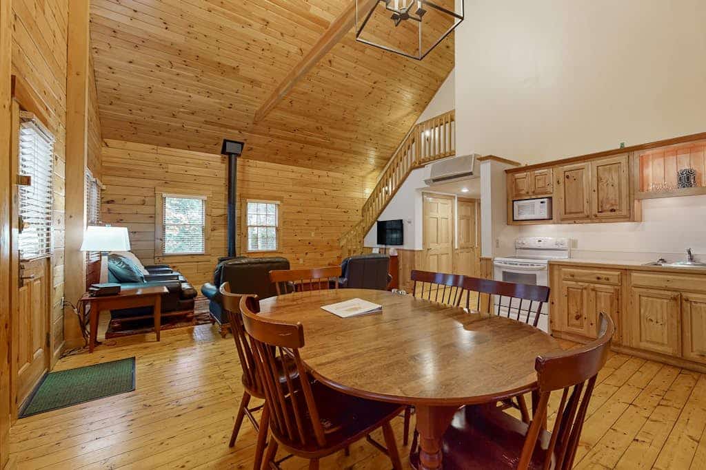 Deer Fawn Cabin, dog-friendly cabin w/full kitchen, fireplace & hiking