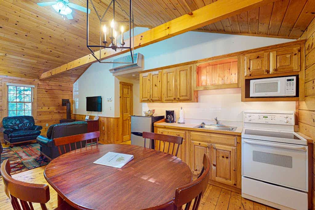 Explore nature cabin with kitchen, fireplace, WiFi,  hiking & AC