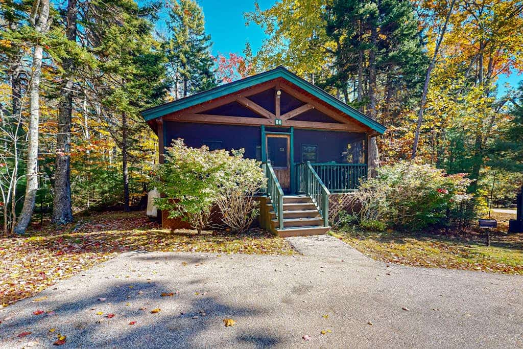 Explore nature cabin with kitchen, fireplace, WiFi,  hiking & AC