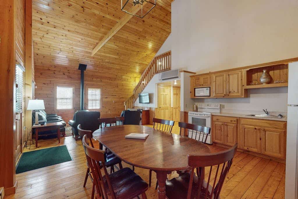 Spacious cabin w/ full kitchen & fireplace -Enjoy a no WiFi Unplugged Experience