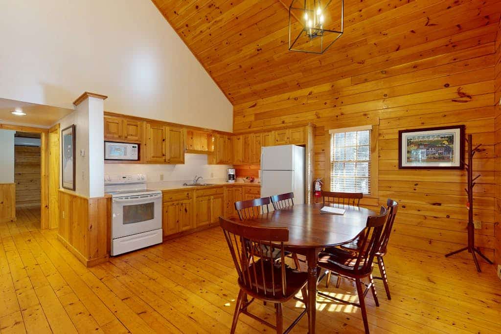 Tranquil dog-friendly cabin with full kitchen, fireplace & nearby recreation