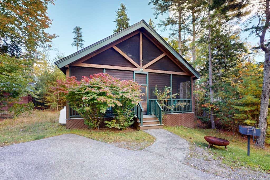 Tranquil dog-friendly cabin with full kitchen, fireplace & nearby recreation