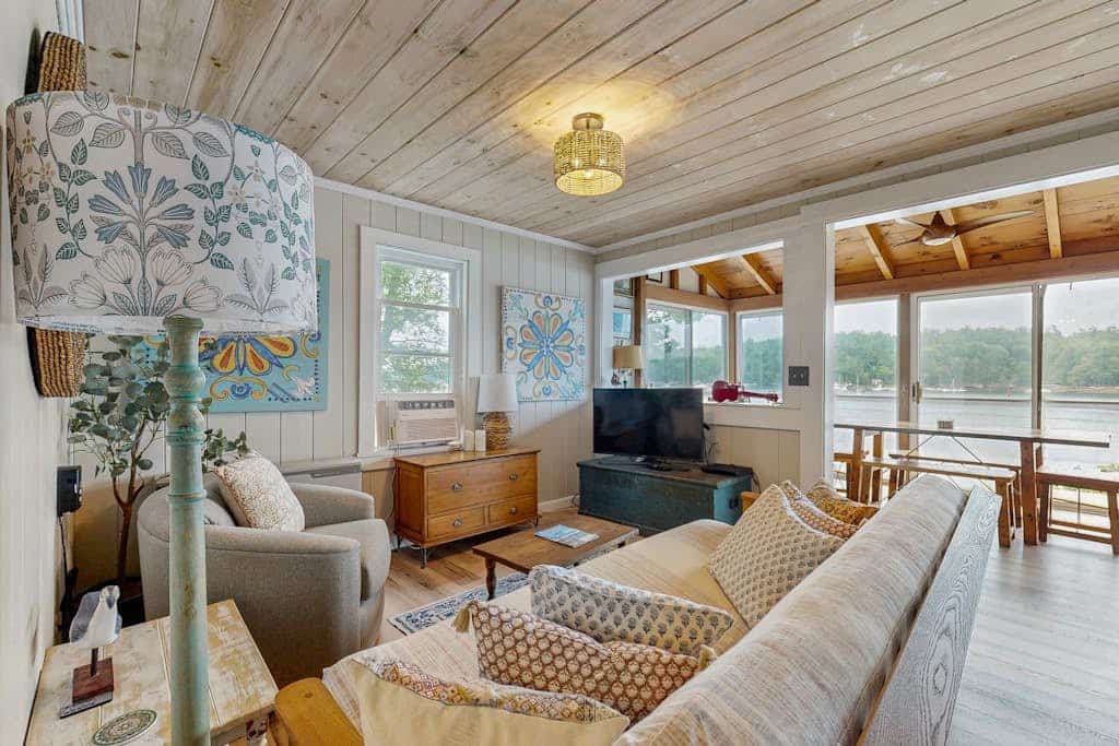 Charming Oceanfront Home with Stunning Water Views and Wifi