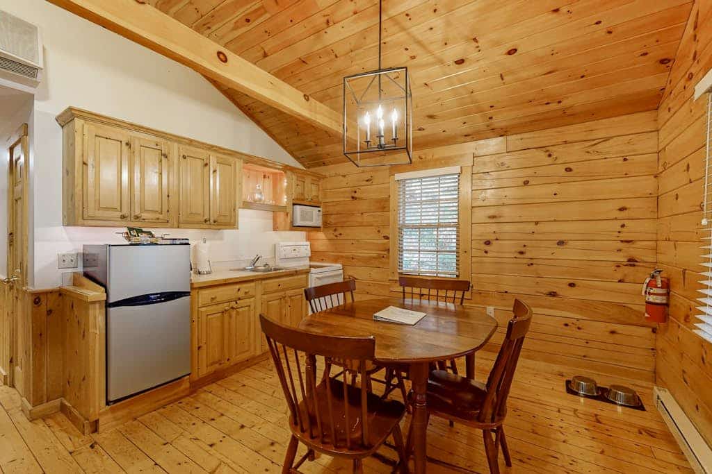 Beech Cabin - dog-friendly retreat with fireplace, kitchen, onsite hiking trails